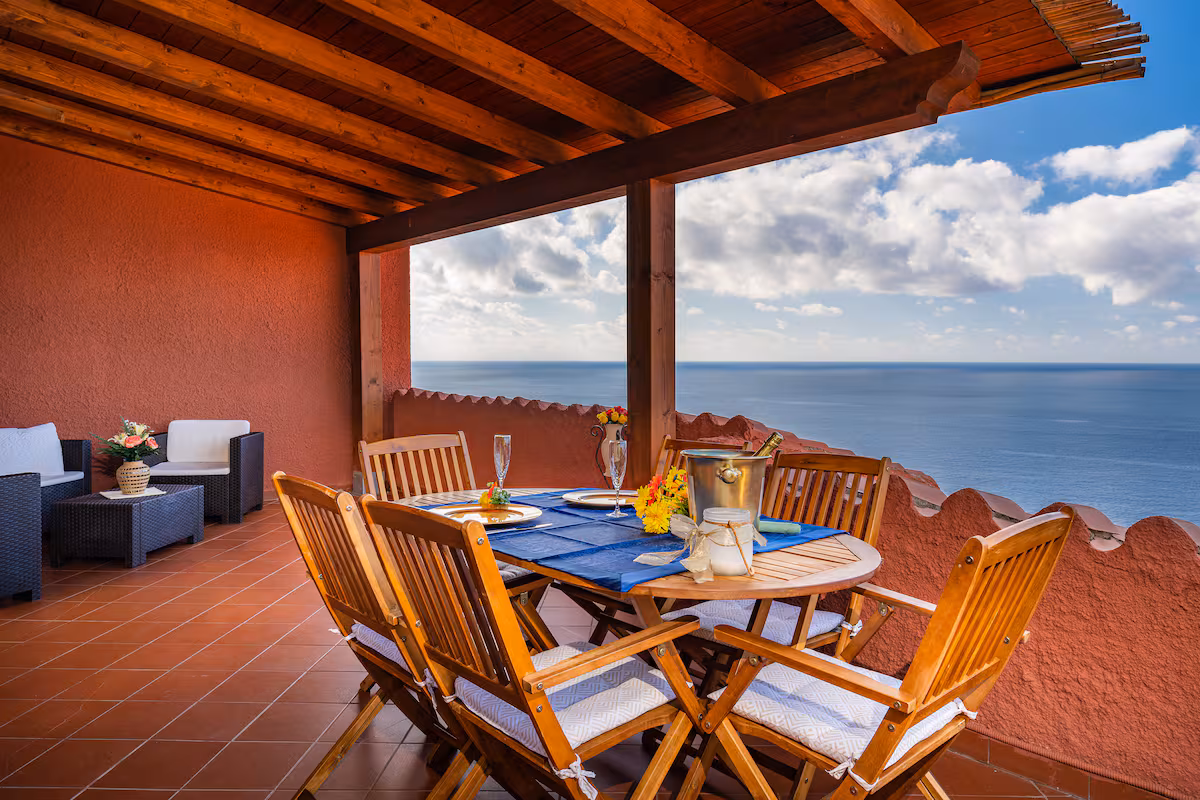 Dinner under the wooden beams, with the horizon as the backdrop